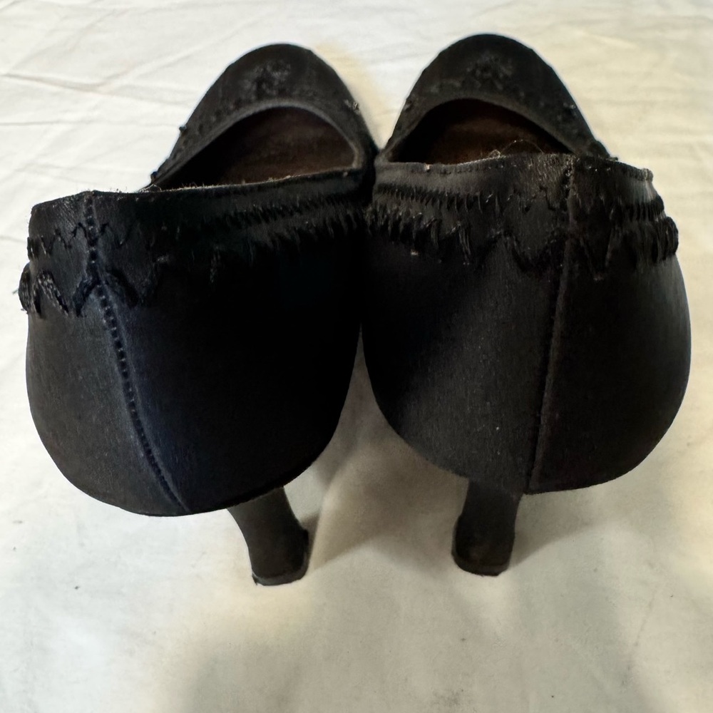 Sold Vintage Unlisted Black Satin Embellished Round Toe Heels Size 7 Women’s Y2K - Picture 2 of 8